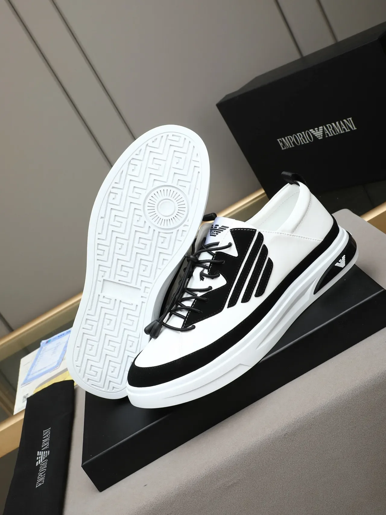 Emporio Armani Zapatillas Lifestyle Rayadas Blancas y Negras 4