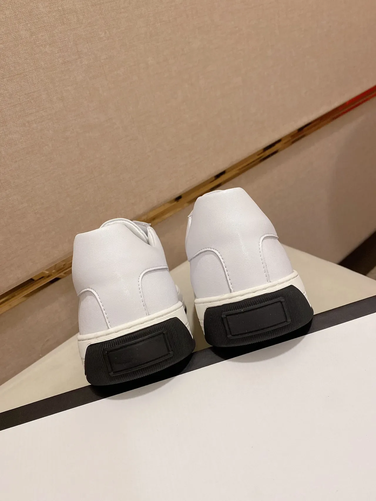 Emporio Armani Sneakers Lifestyle Blanc et Noir en Cuir Haut Bas Low-Top 3