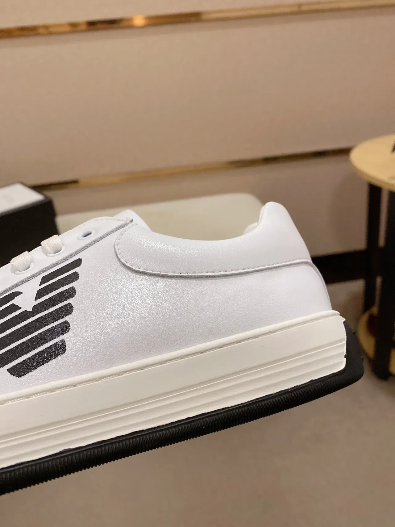 Emporio Armani Sneakers Lifestyle Blanc et Noir en Cuir Haut Bas Low-Top 4