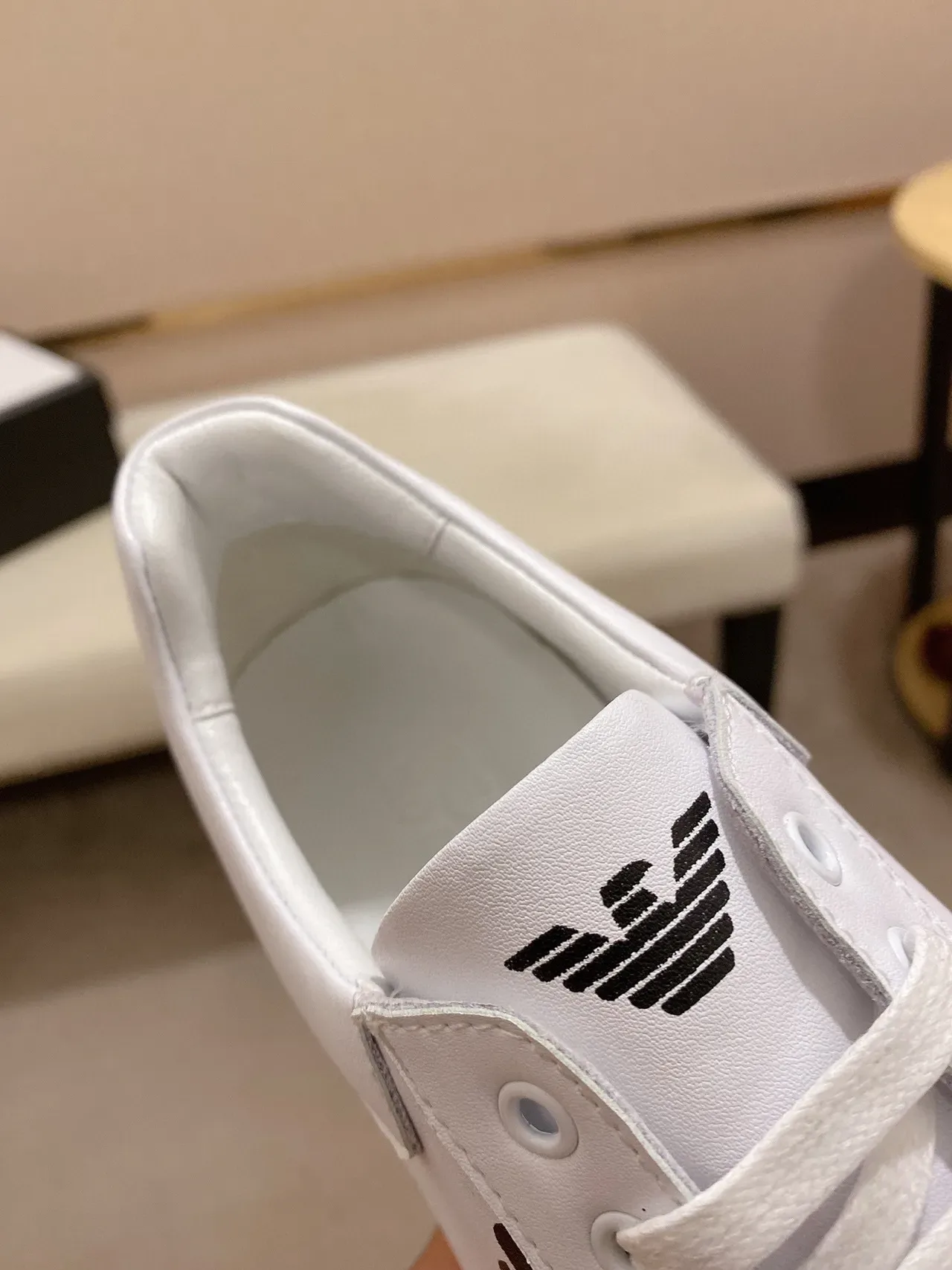Emporio Armani Sneakers Lifestyle Blanc et Noir en Cuir Haut Bas Low-Top 5