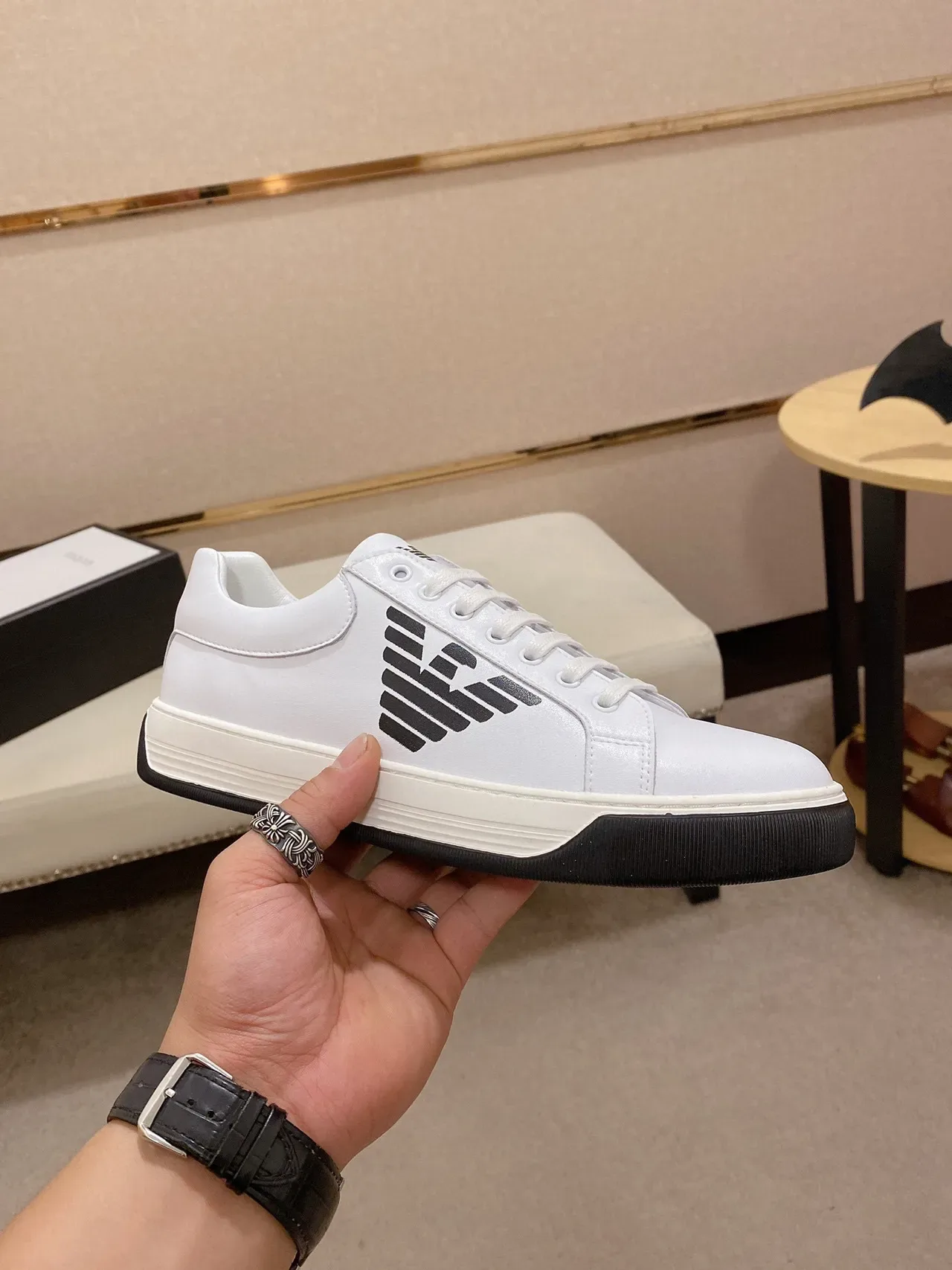 Emporio Armani Sneakers Lifestyle Blanc et Noir en Cuir Haut Bas Low-Top 6