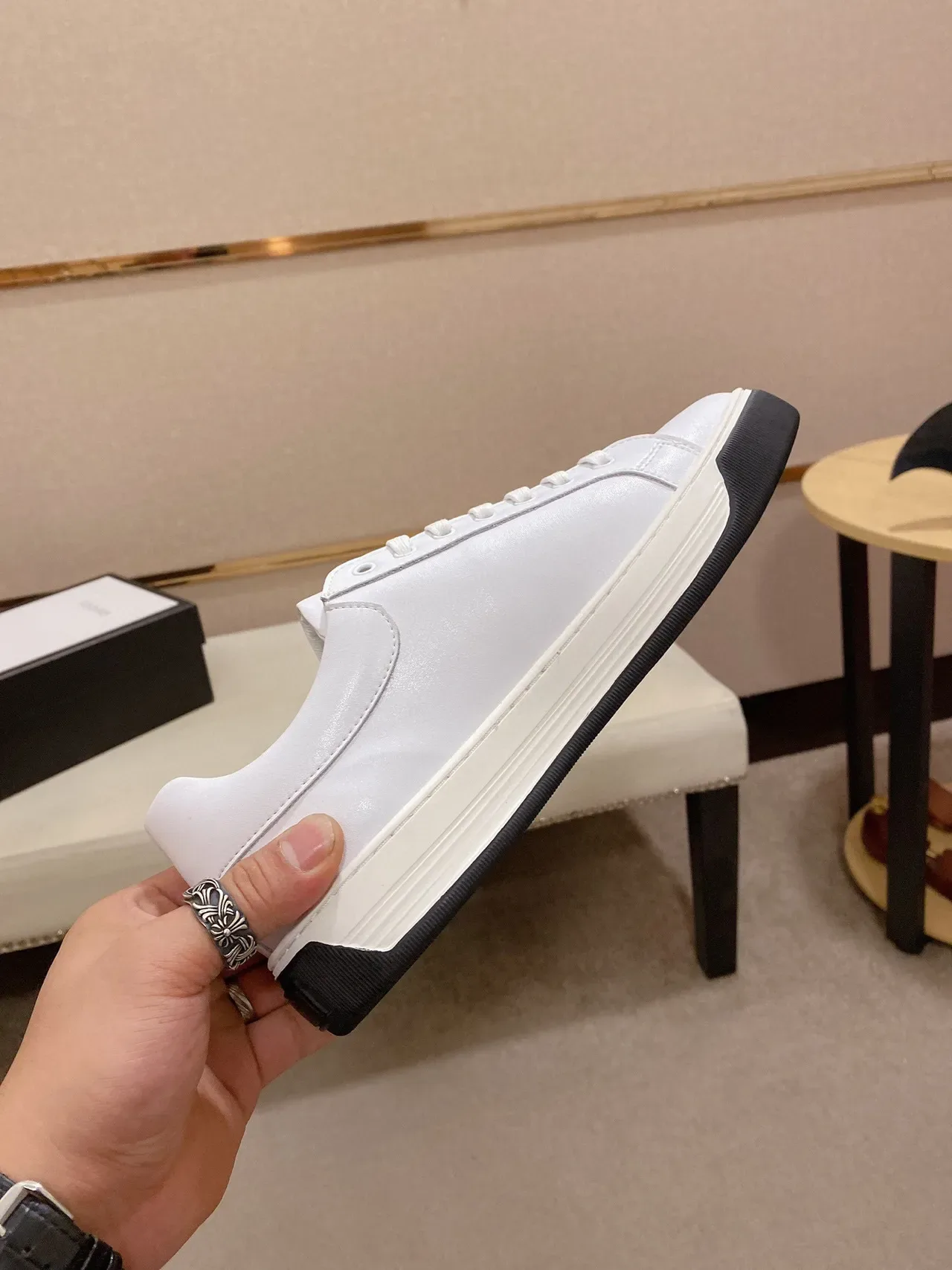 Emporio Armani Sneakers Lifestyle Blanc et Noir en Cuir Haut Bas Low-Top 7