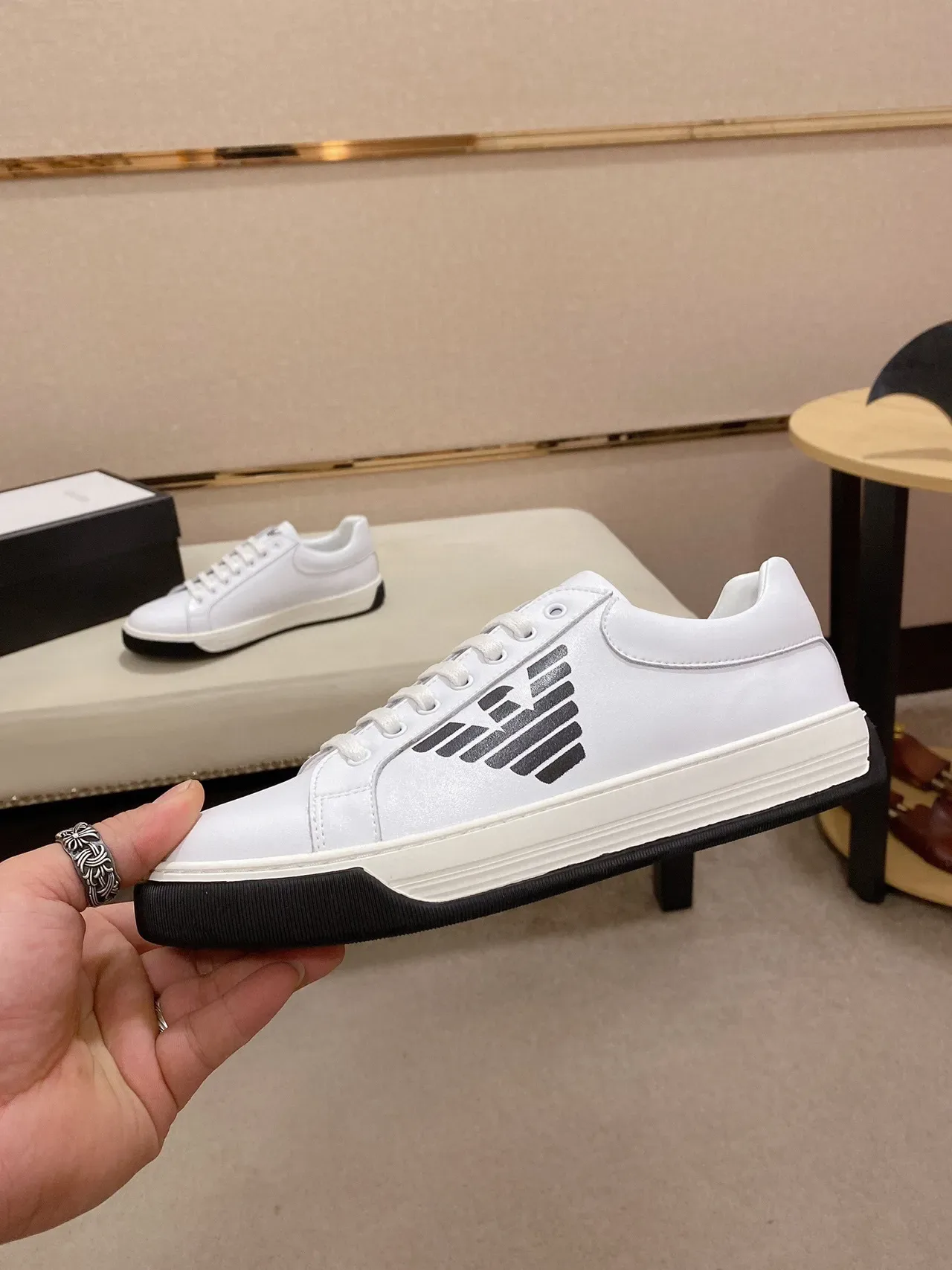 Emporio Armani Sneakers Lifestyle Blanc et Noir en Cuir Haut Bas Low-Top 8
