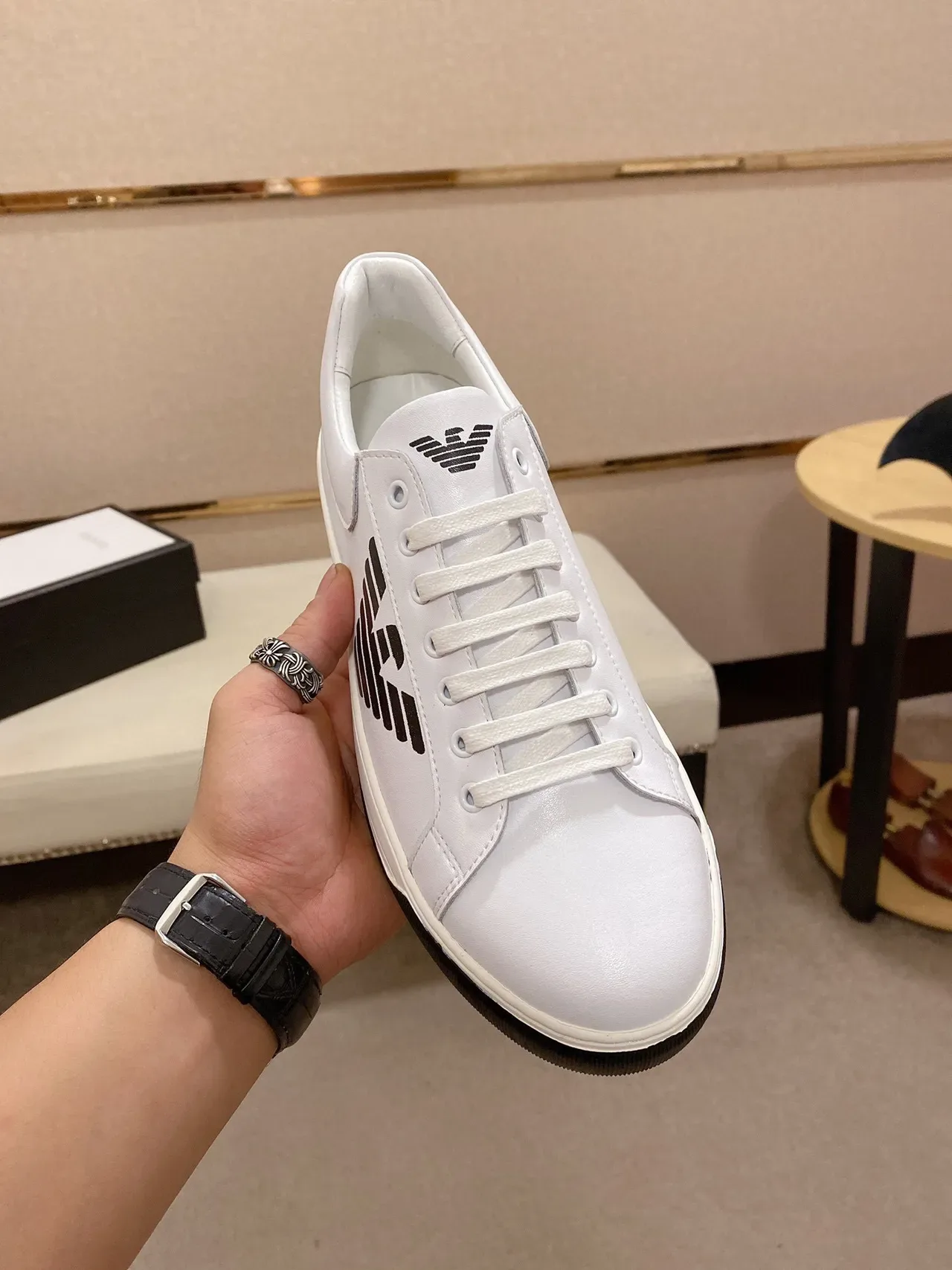 Emporio Armani Sneakers Lifestyle Blanc et Noir en Cuir Haut Bas Low-Top 9