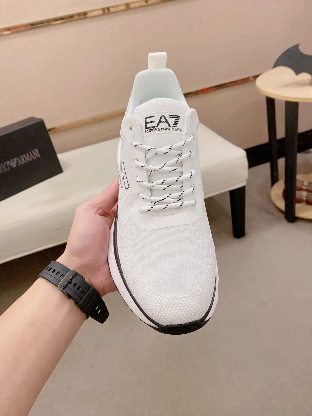 Emporio Armani Tênis Lifestyle Brancos e Pretos com malha superior bordada com logo de águia 2