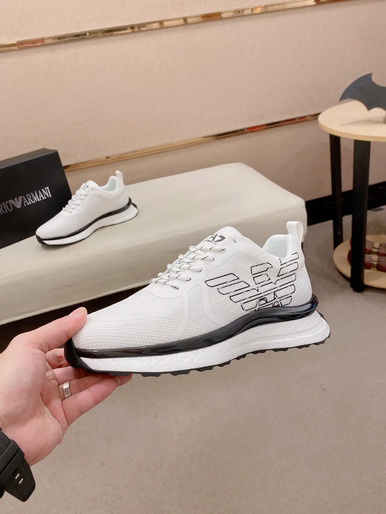 Emporio Armani Tênis Lifestyle Brancos e Pretos com malha superior bordada com logo de águia 3
