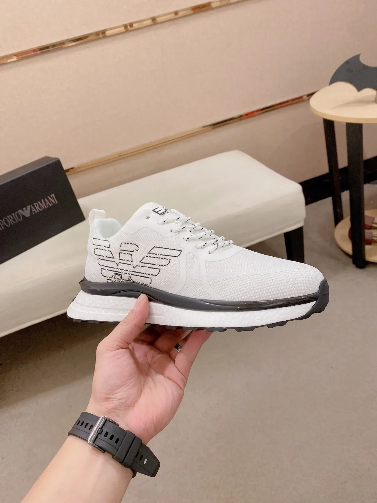 Emporio Armani Tênis Lifestyle Brancos e Pretos com malha superior bordada com logo de águia 4