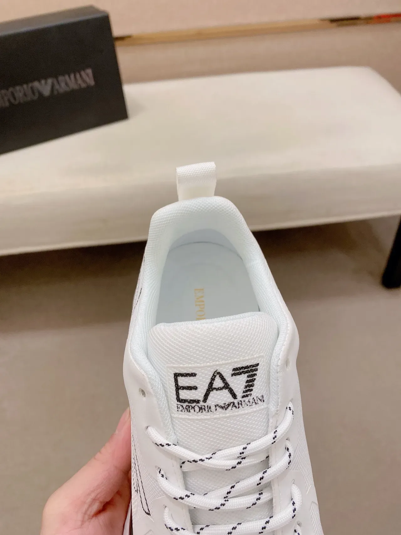 Emporio Armani Tênis Lifestyle Brancos e Pretos com malha superior bordada com logo de águia 6