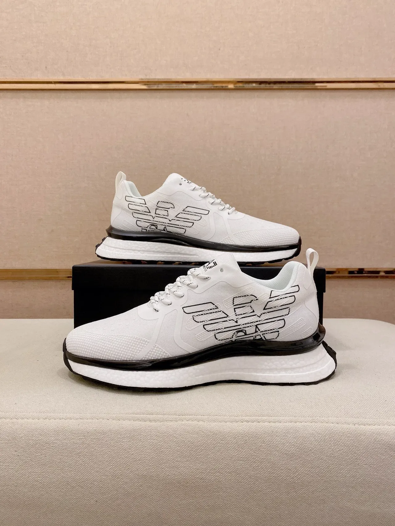 Emporio Armani Tênis Lifestyle Brancos e Pretos com malha superior bordada com logo de águia 7