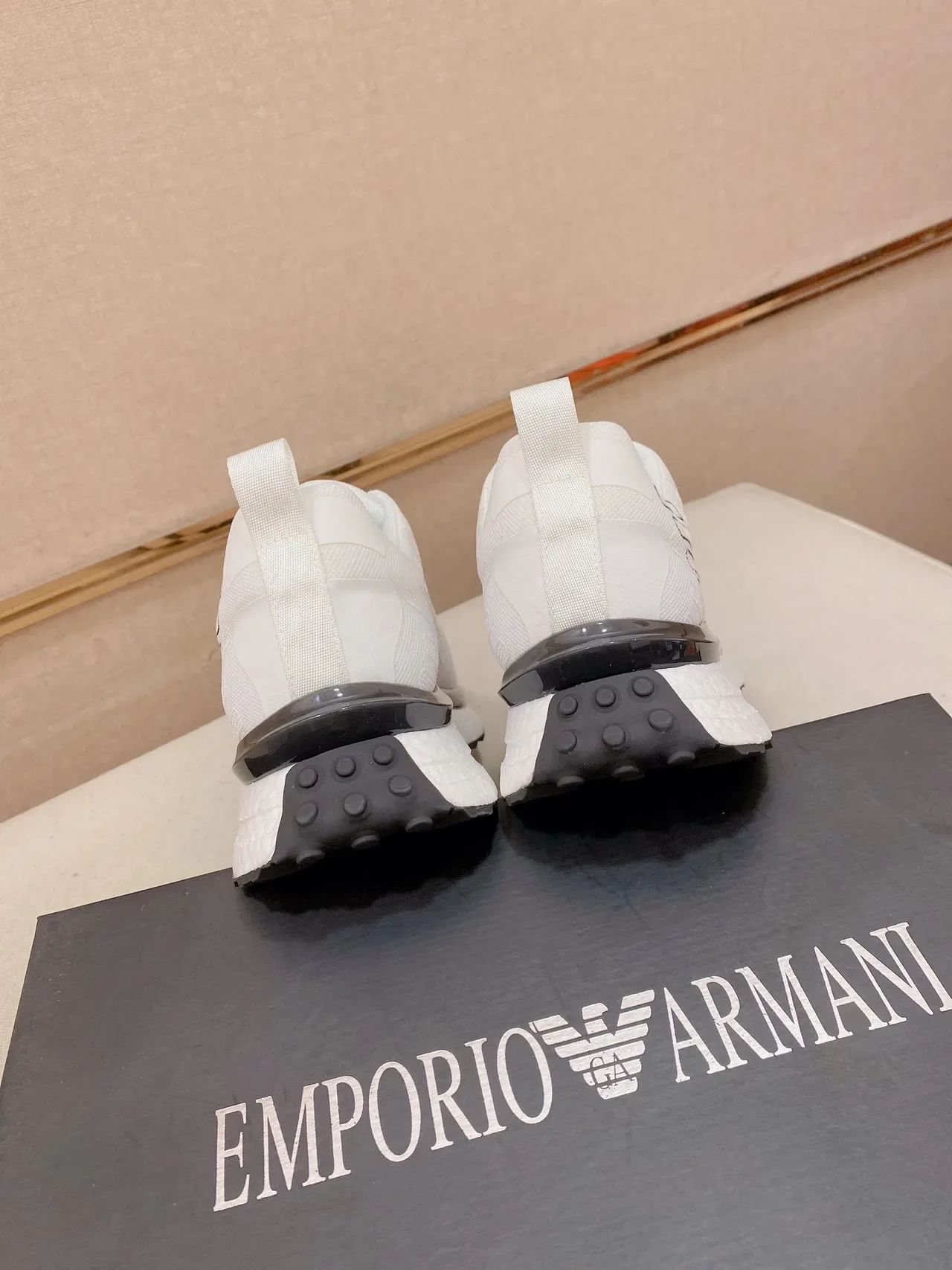 Emporio Armani Tênis Lifestyle Brancos e Pretos com malha superior bordada com logo de águia 8