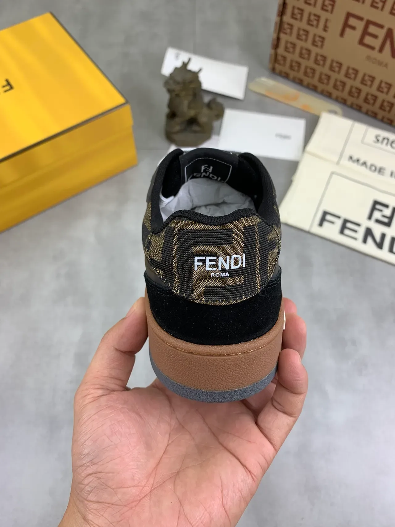 Fendi Chaussures Lifestyle Noir et Marron Monogrammed Canvas/Suede avec Panneau Transparents Overlay 3