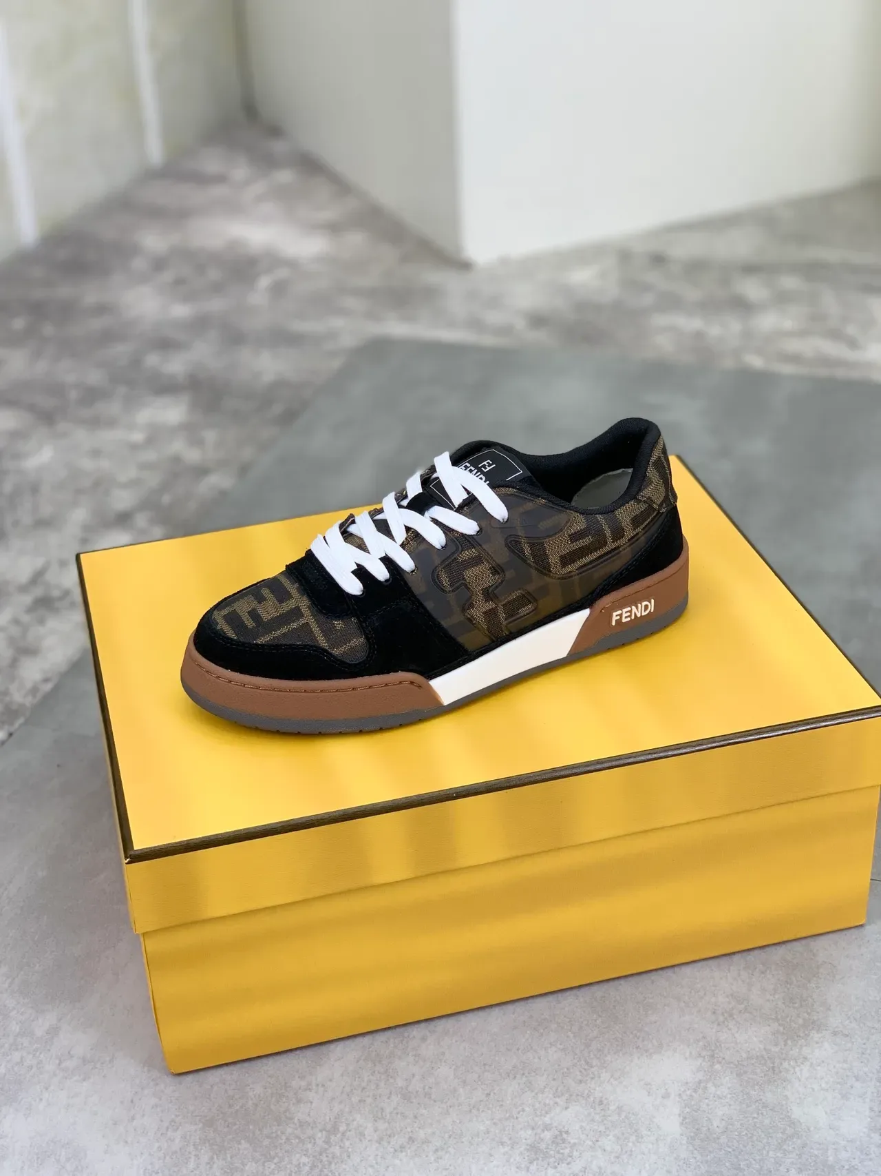Fendi Chaussures Lifestyle Noir et Marron Monogrammed Canvas/Suede avec Panneau Transparents Overlay 4