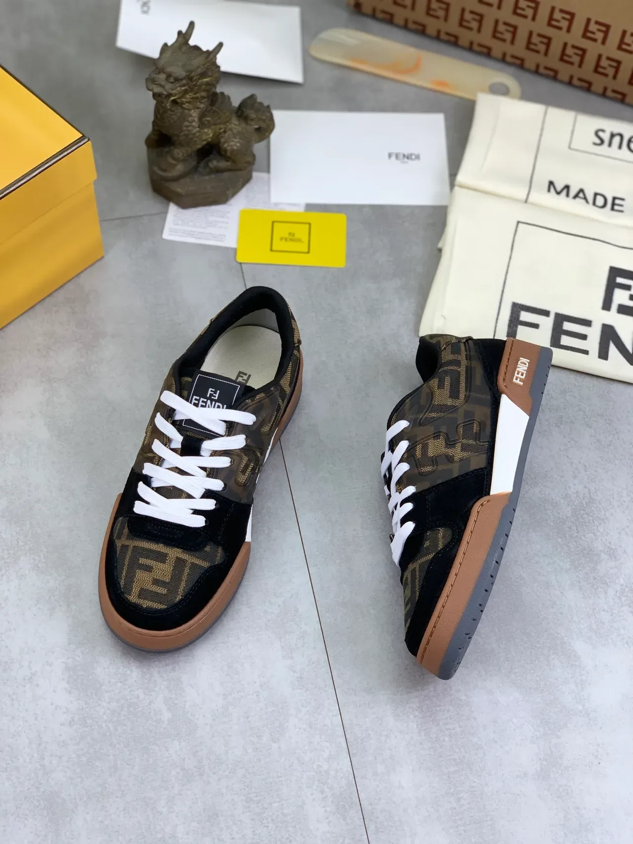 Fendi Chaussures Lifestyle Noir et Marron Monogrammed Canvas/Suede avec Panneau Transparents Overlay 5