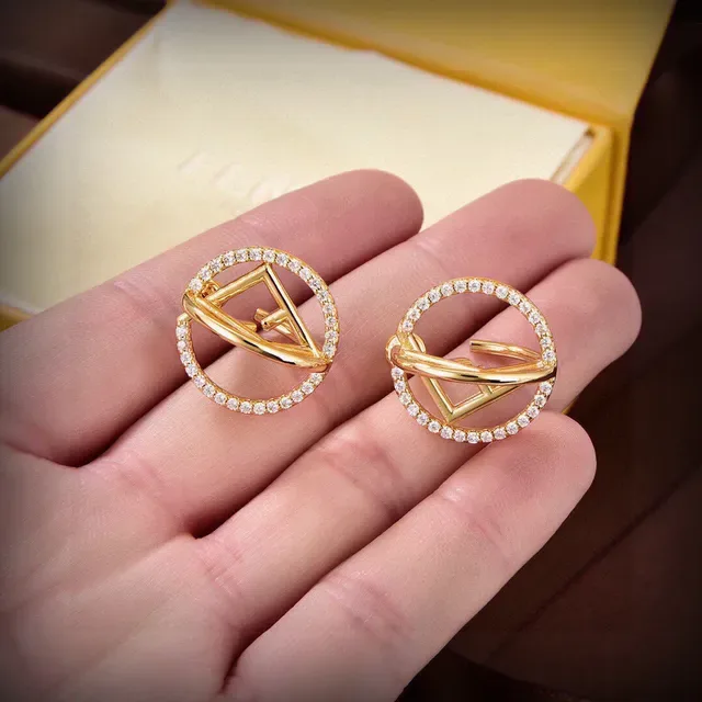 أقراط فيندي F Is Fendi شعار هندسي باڤيه كريستال ذهبي 2