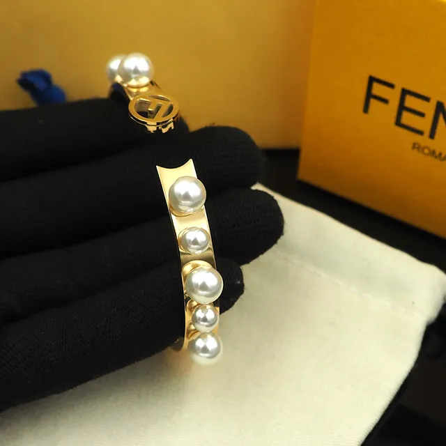 Fendi F Is Fendi Pulseira com pérolas em tom dourado com logo 3
