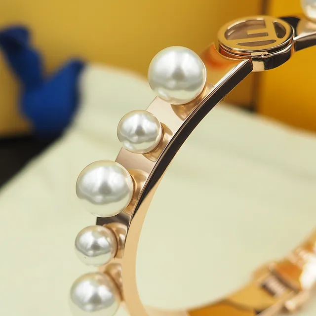 Fendi F Is Fendi Pulseira com pérolas em tom dourado com logo 4