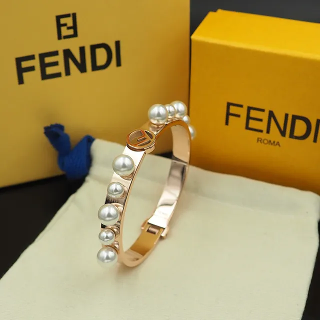 Fendi F Is Fendi Pulseira com pérolas em tom dourado com logo 6
