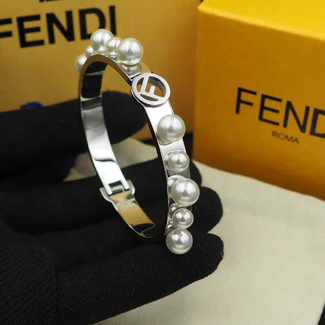 Fendi F Is Fendi Pulseira com pérolas em tom dourado com logo 8
