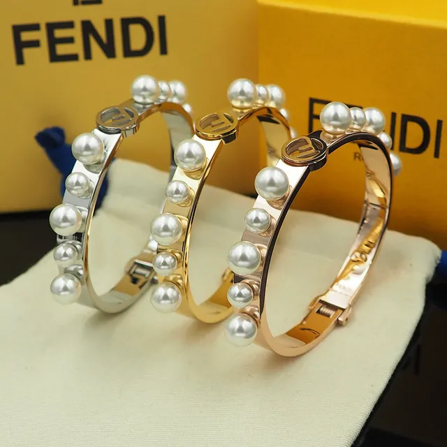 Fendi F Is Fendi Pulseira com pérolas em tom dourado com logo 9