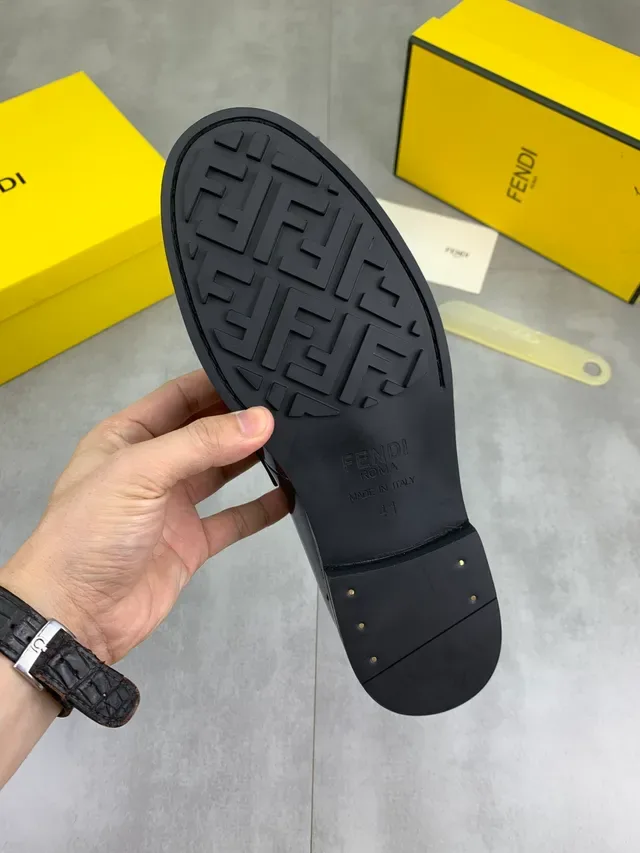 Fendi FF Buckle Loafer Burdeos Couro Patentado com Embossagem de Crocodilo 2