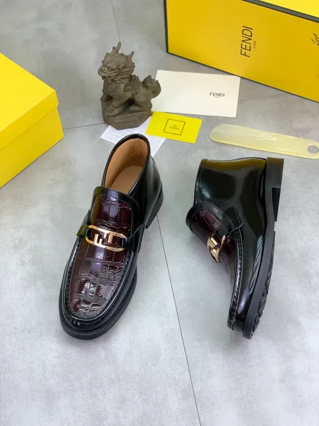 Fendi FF Buckle Loafer Burdeos Couro Patentado com Embossagem de Crocodilo 5