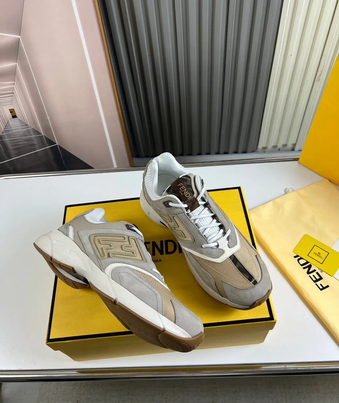 Fendi First Chaussures Chunky Beige et Gris avec Logo FF Embossé 5
