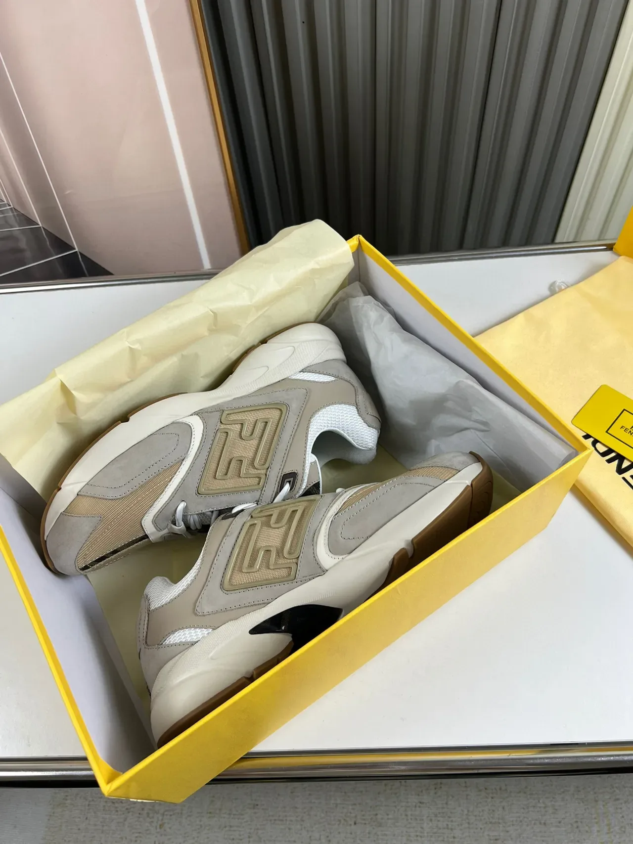 Fendi First Chaussures Chunky Beige et Gris avec Logo FF Embossé 7