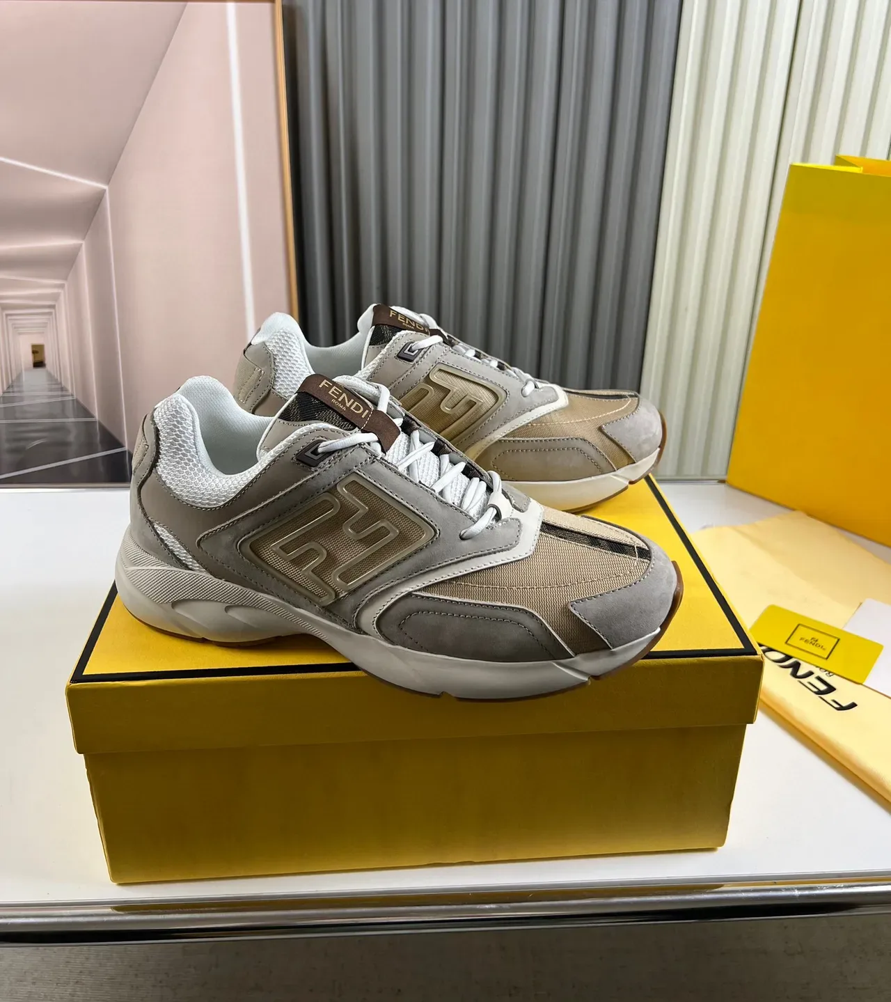 Fendi First Chaussures Chunky Beige et Gris avec Logo FF Embossé 8