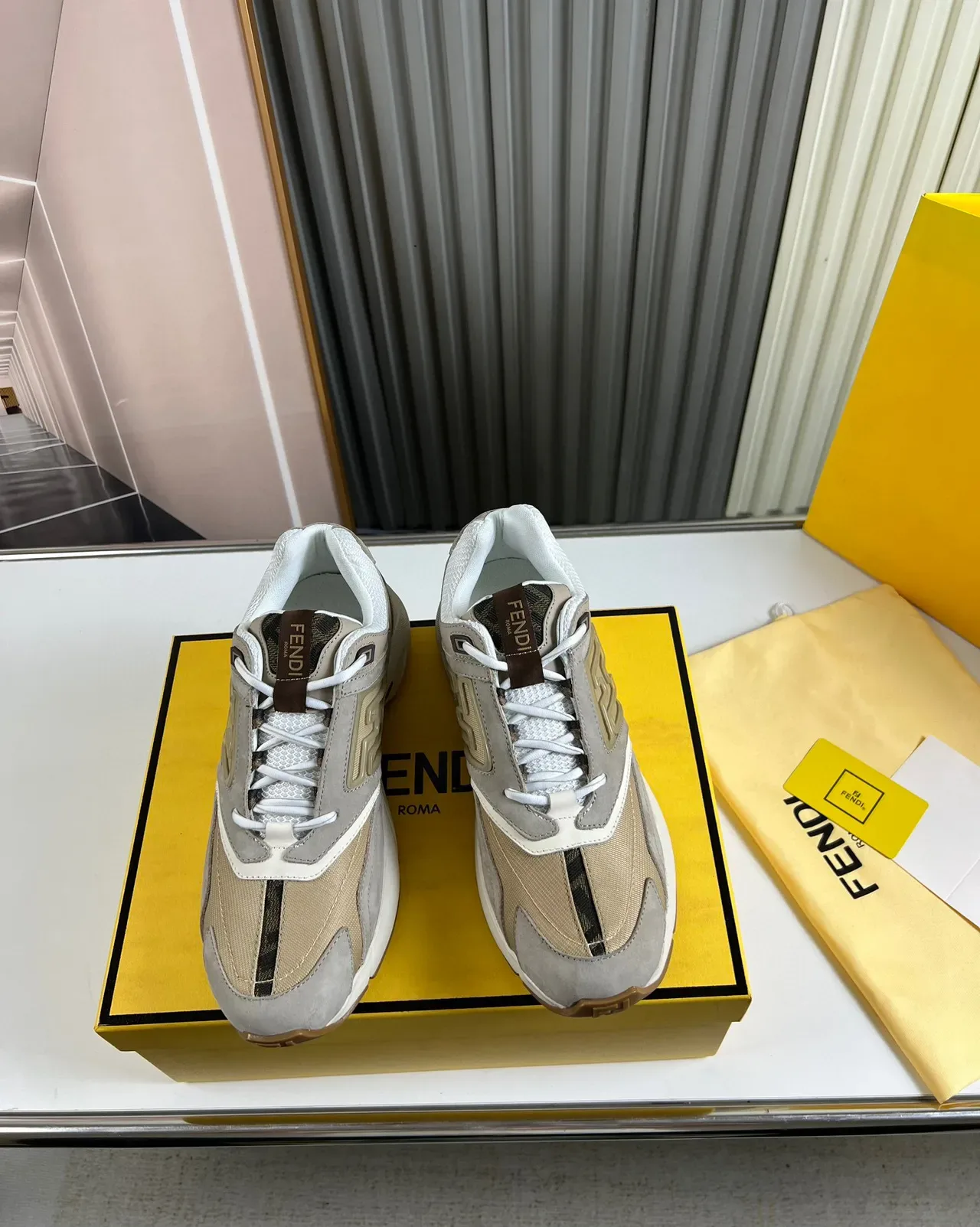Fendi First Chaussures Chunky Beige et Gris avec Logo FF Embossé 9