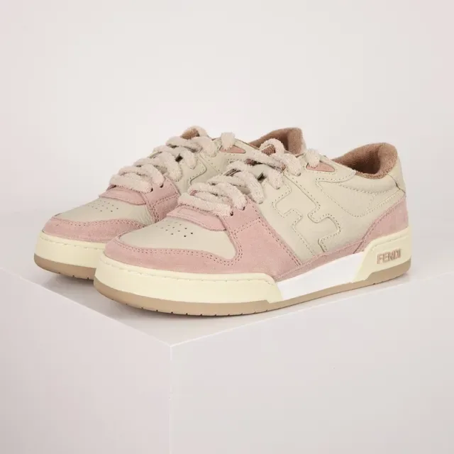 Fendi First Rose Beige Daim Et Cuir En Couches Partie Supérieure Avec Logo FF Embossé Chaussures Lifestyle 2