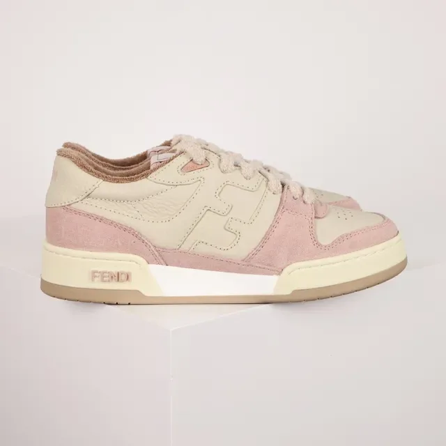 Fendi First Rose Beige Daim Et Cuir En Couches Partie Supérieure Avec Logo FF Embossé Chaussures Lifestyle 3