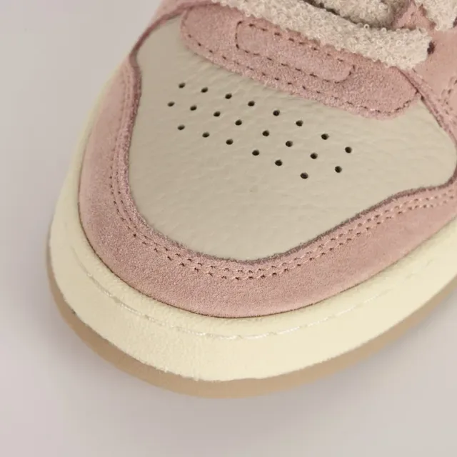 Fendi First Rose Beige Daim Et Cuir En Couches Partie Supérieure Avec Logo FF Embossé Chaussures Lifestyle 5