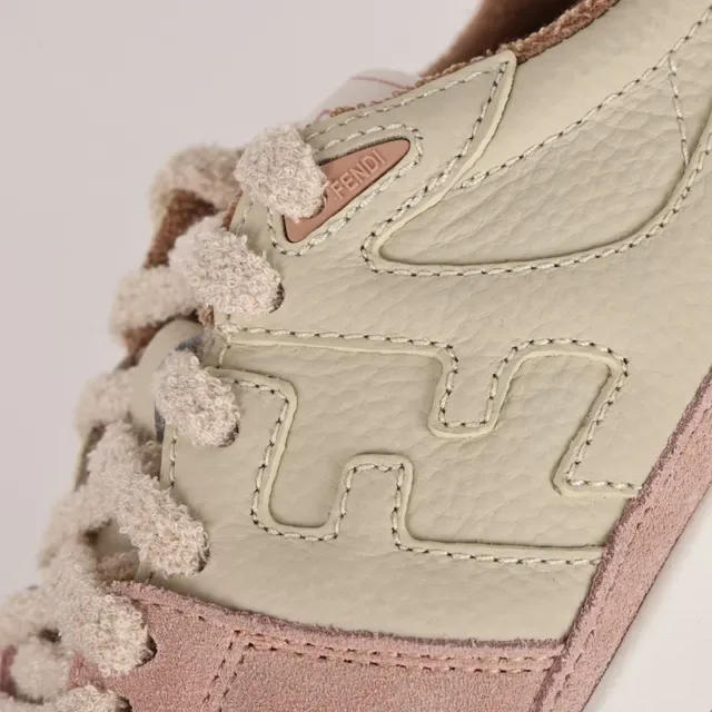 Fendi First Rose Beige Daim Et Cuir En Couches Partie Supérieure Avec Logo FF Embossé Chaussures Lifestyle 6