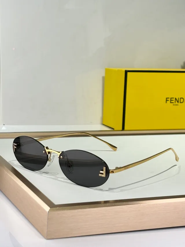 Fendi Óculos de sol com lente oval dourada marrom e armação metálica fina 3