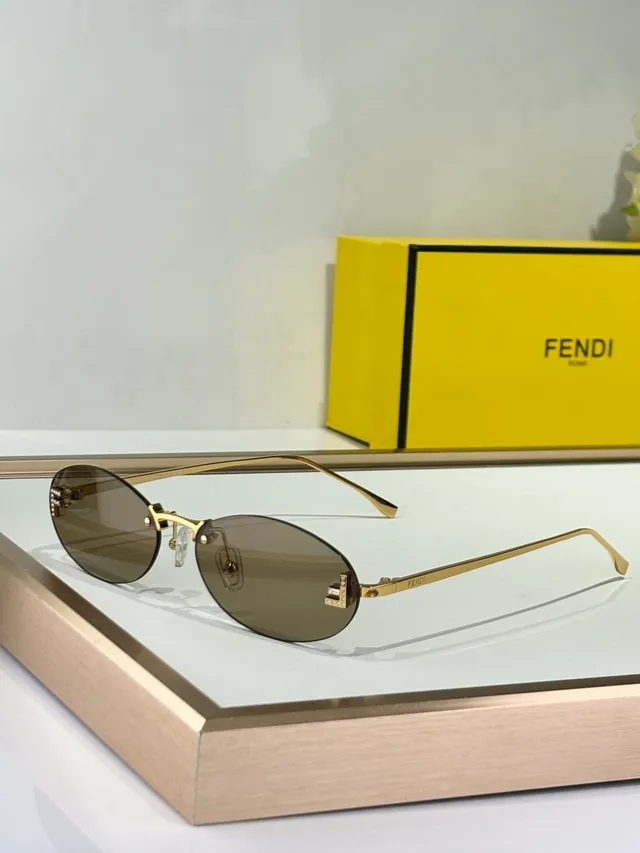 Fendi Óculos de sol com lente oval dourada marrom e armação metálica fina 4