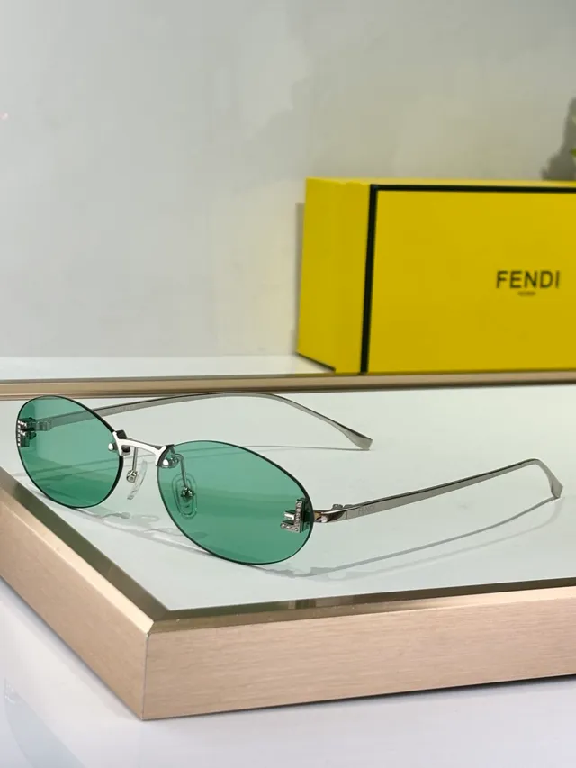 Fendi Óculos de sol com lente oval dourada marrom e armação metálica fina 5