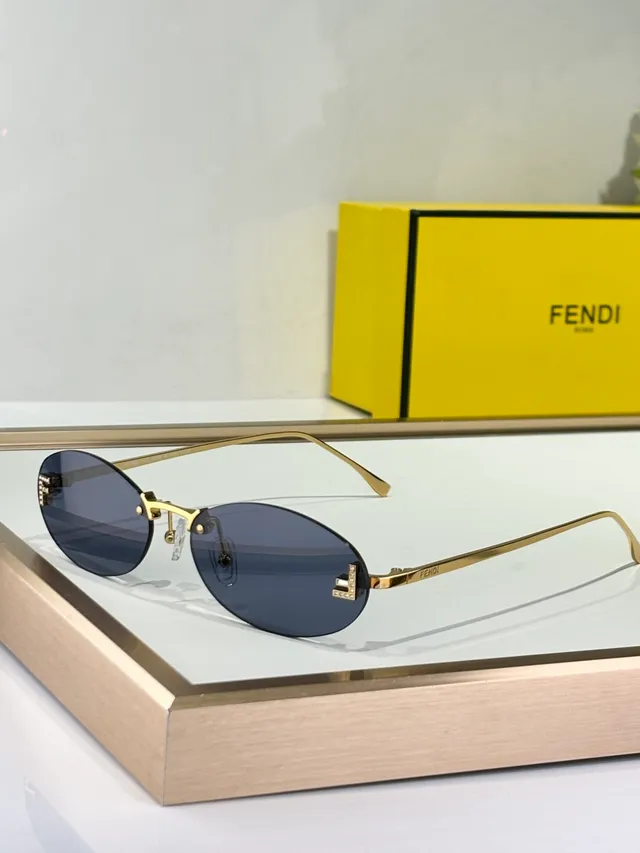 Fendi Óculos de sol com lente oval dourada marrom e armação metálica fina 6