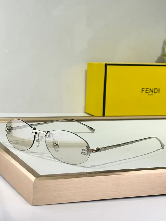 Fendi Óculos de sol com lente oval dourada marrom e armação metálica fina 7