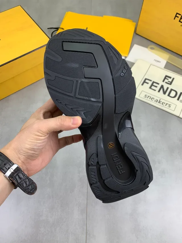 Fendi Runner أحذية رياضية سميكة سوداء من جلد منثور وسويد 3