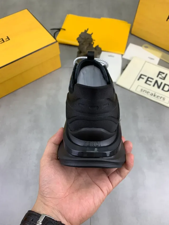 Fendi Runner أحذية رياضية سميكة سوداء من جلد منثور وسويد 4