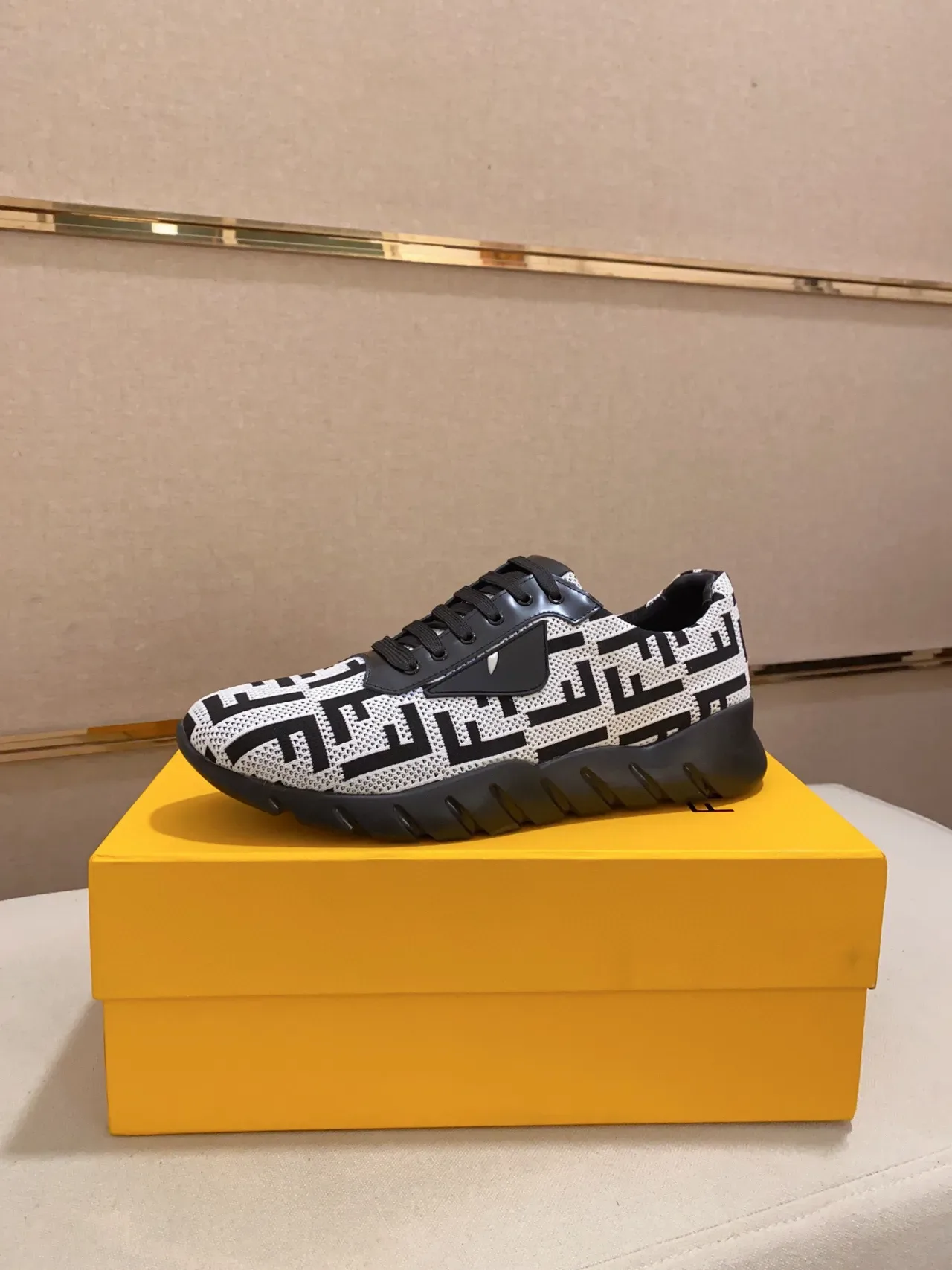 Fendi Branco Preto Monogram Tricô Superior Sola Esculpida Tênis Chunky 9