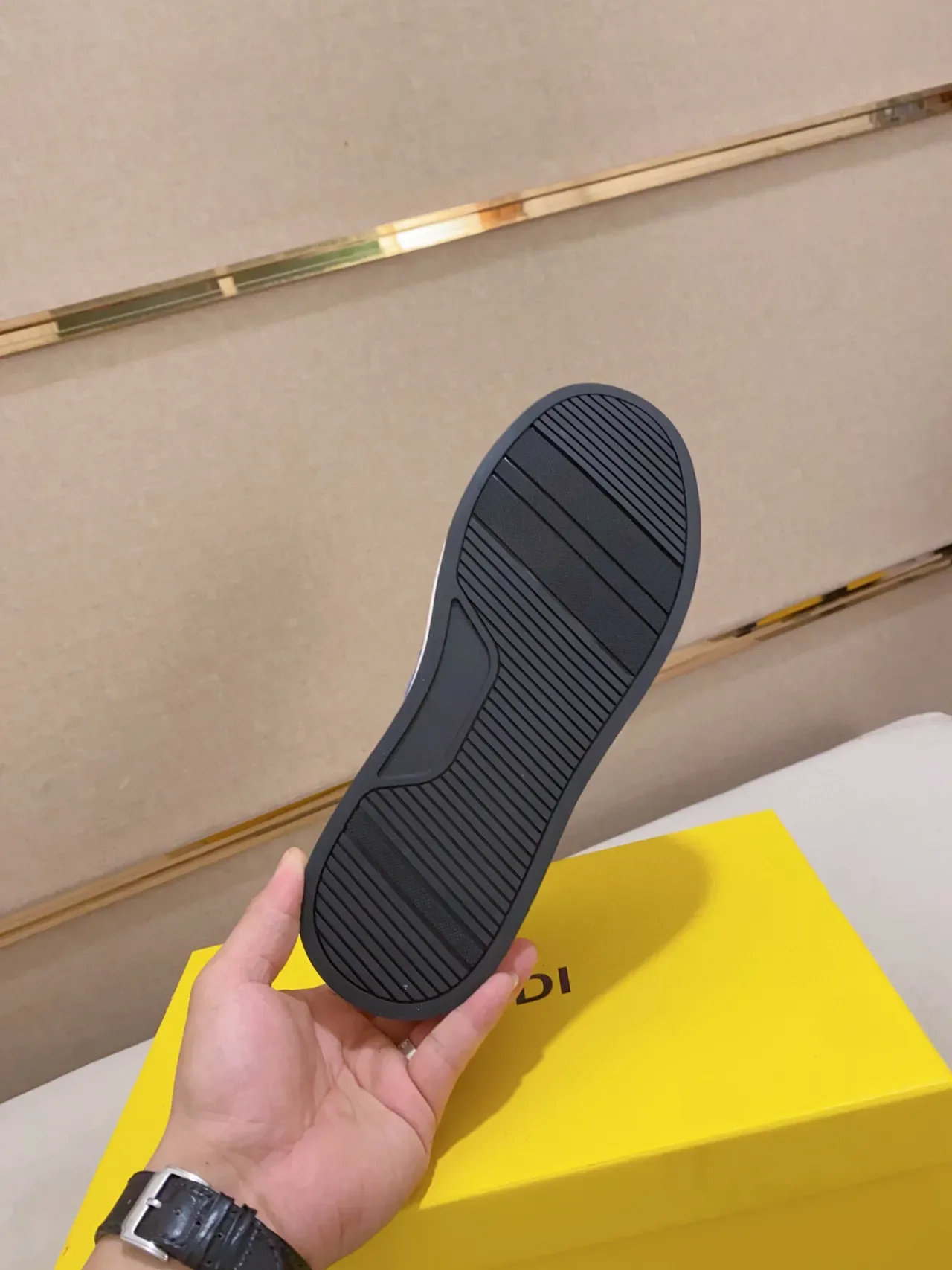 Fendi tênis lifestyle brancos e azuis com sola de plataforma de baixo 2