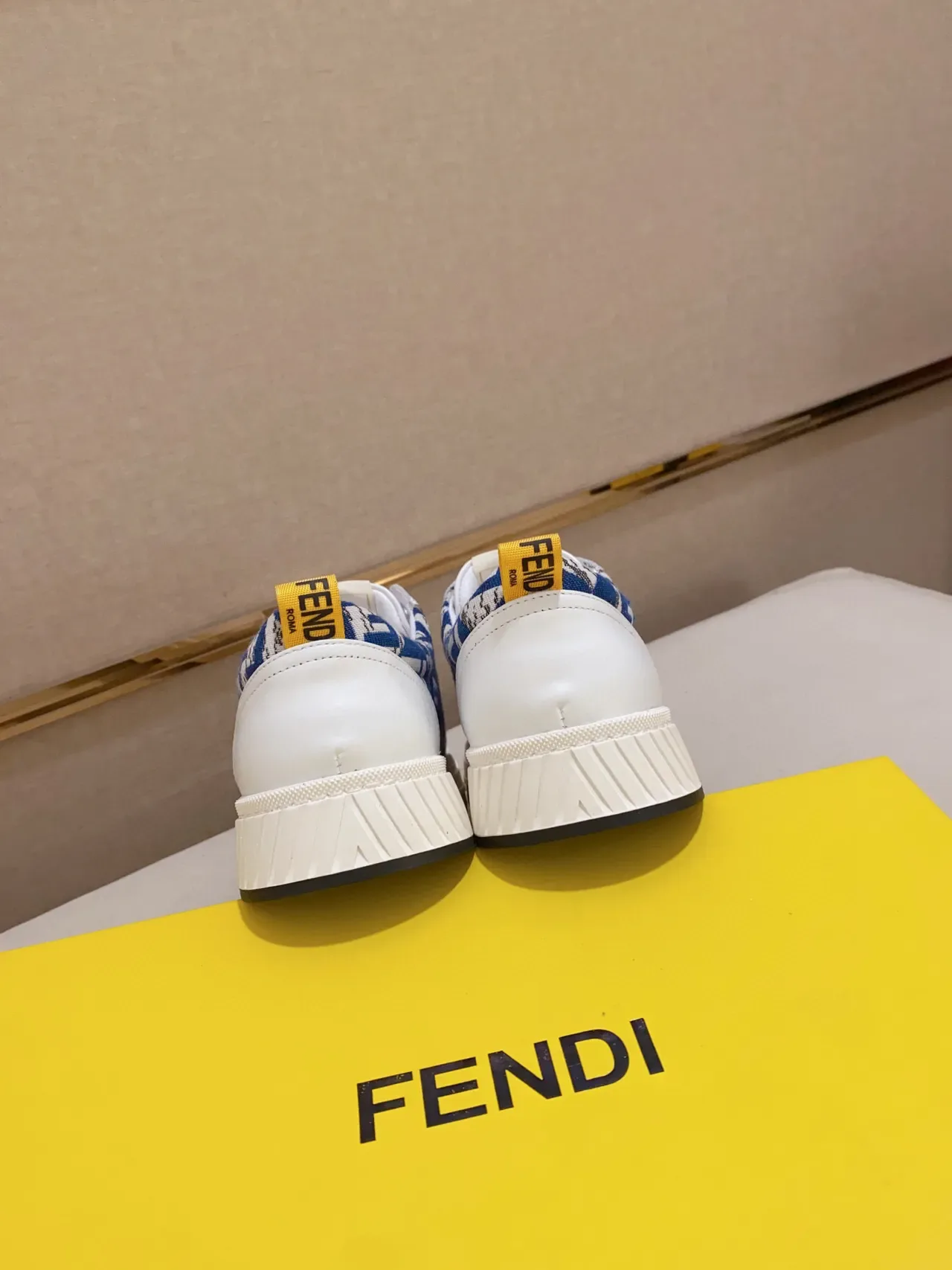 Fendi tênis lifestyle brancos e azuis com sola de plataforma de baixo 3