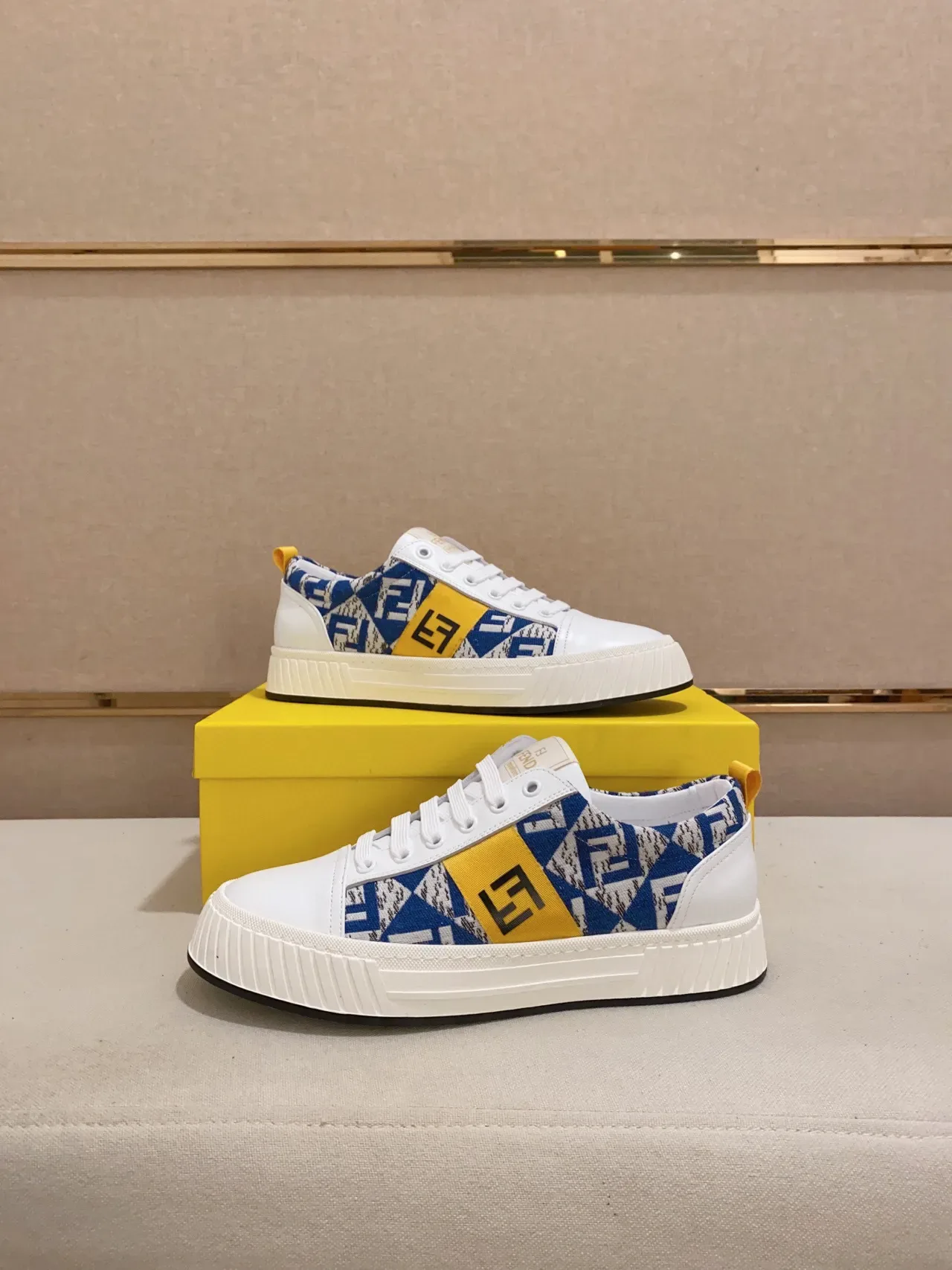 Fendi tênis lifestyle brancos e azuis com sola de plataforma de baixo 4