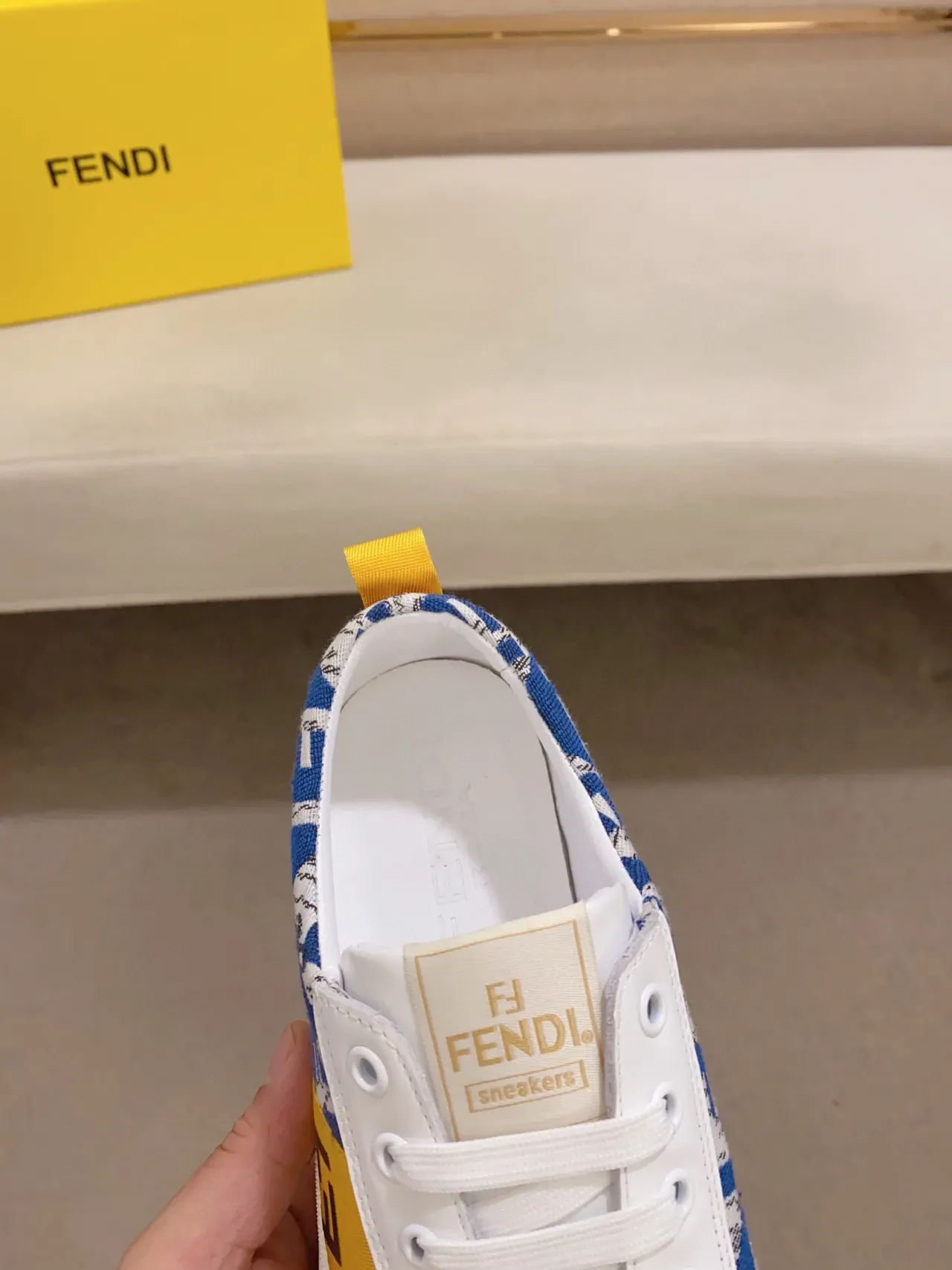 Fendi tênis lifestyle brancos e azuis com sola de plataforma de baixo 5