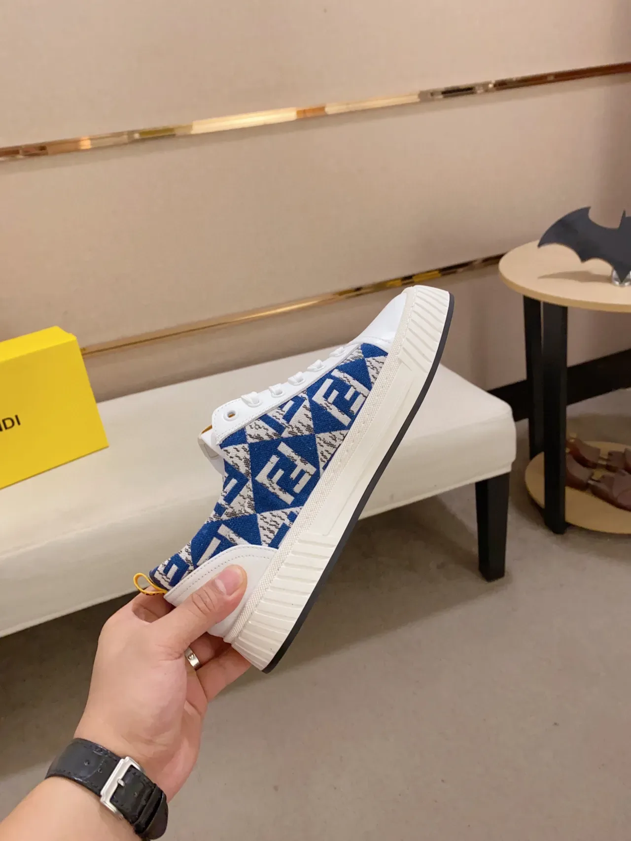 Fendi tênis lifestyle brancos e azuis com sola de plataforma de baixo 6