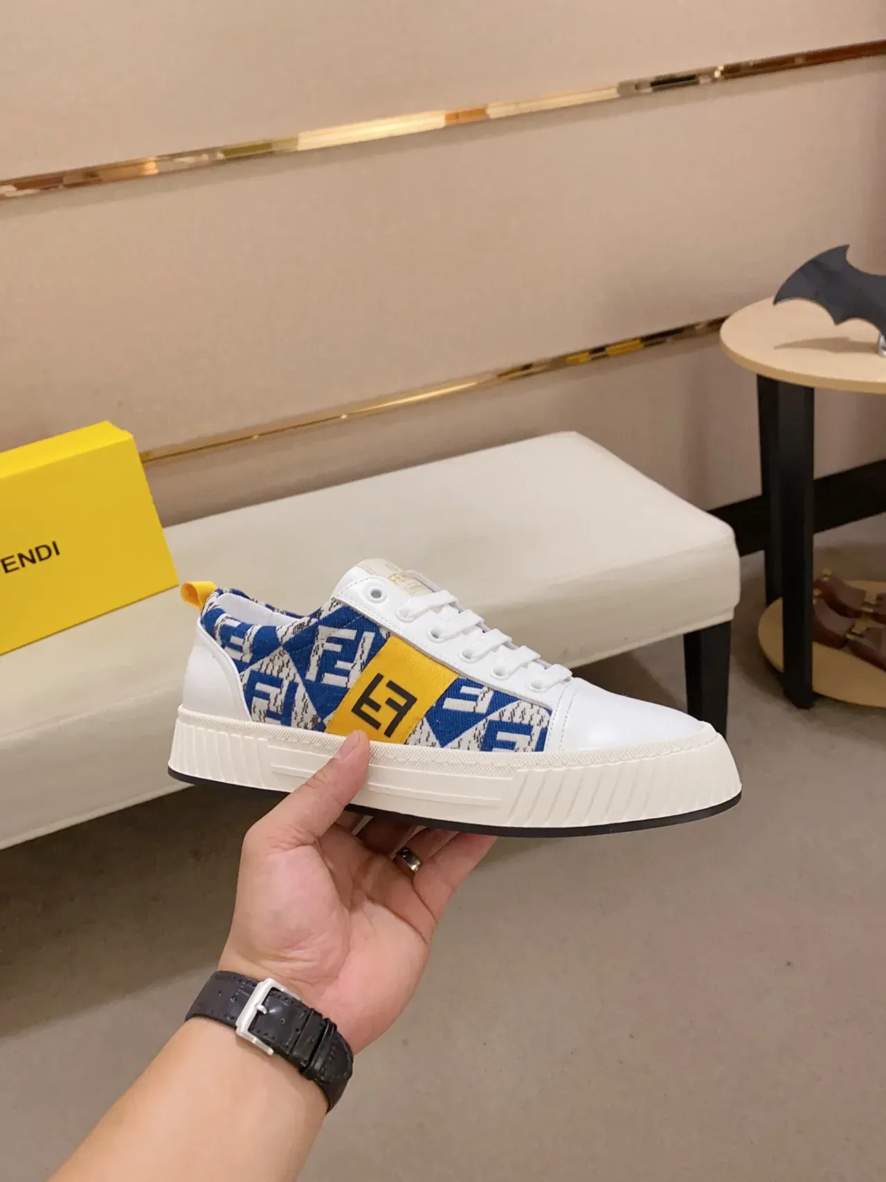 Fendi tênis lifestyle brancos e azuis com sola de plataforma de baixo 7