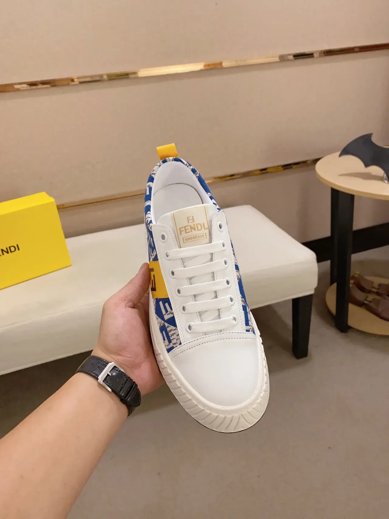 Fendi tênis lifestyle brancos e azuis com sola de plataforma de baixo 8