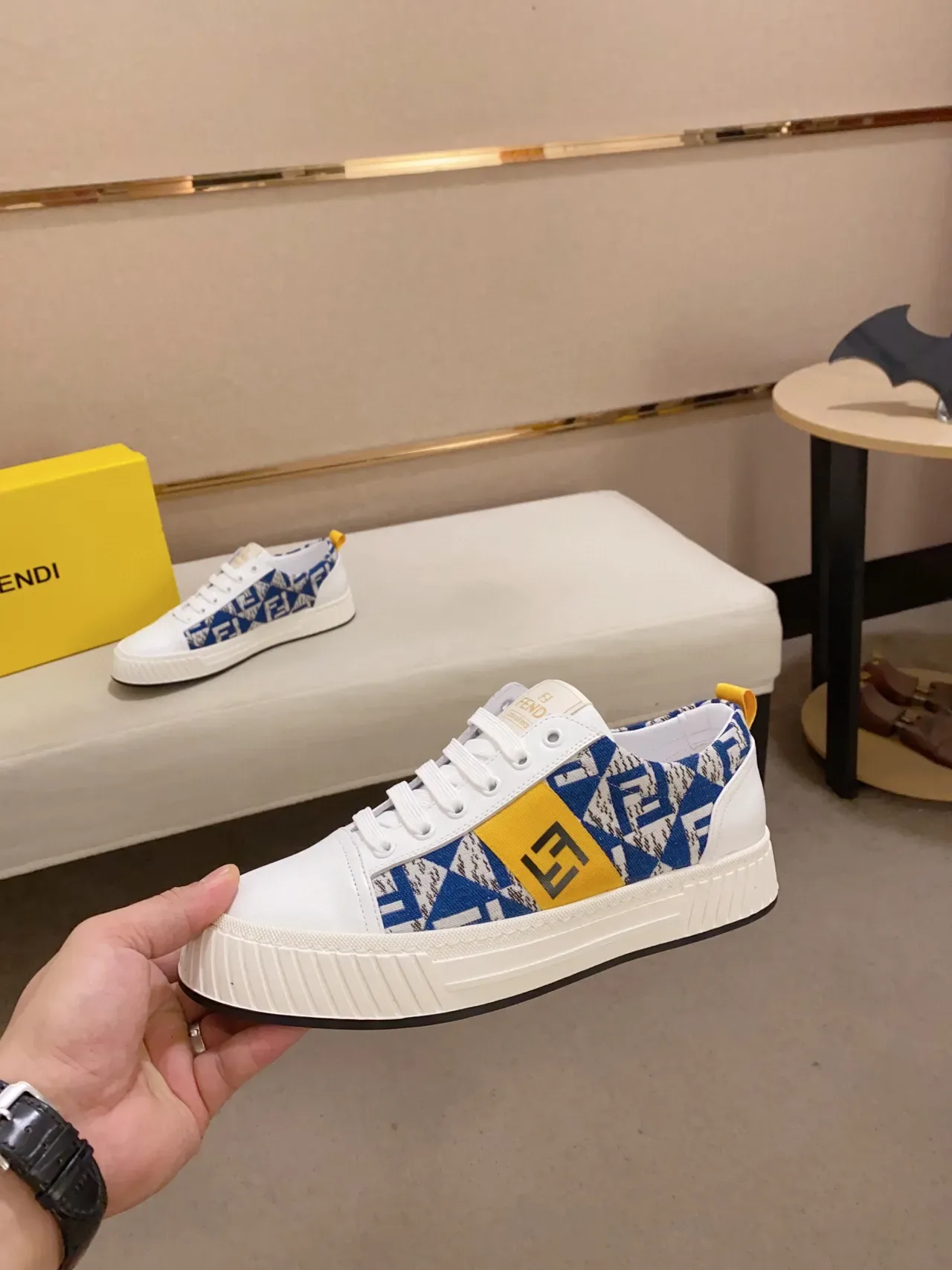 Fendi tênis lifestyle brancos e azuis com sola de plataforma de baixo 9