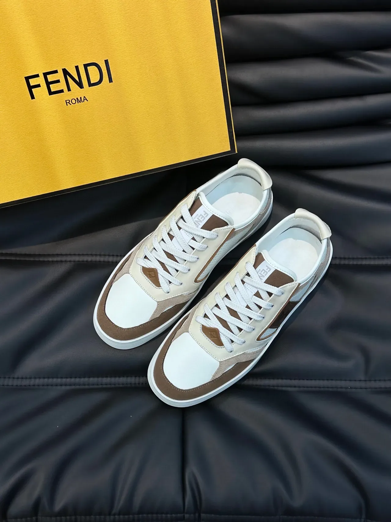 Fendi أحذية رياضية لايف ستايل أبيض وبني من المواد المختلطة مع لوحات شبكية مثقبة 2